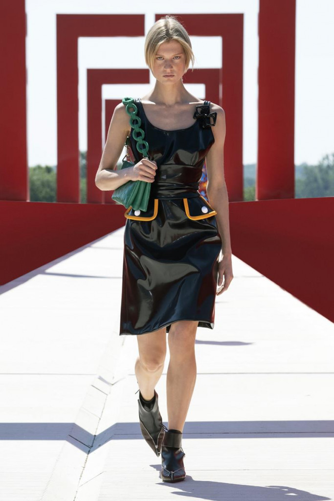 louis vuitton cruise 2022 sfilata foto