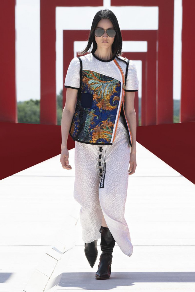 louis vuitton cruise 2022 sfilata foto