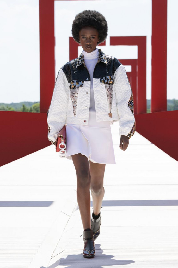 louis vuitton cruise 2022 sfilata foto