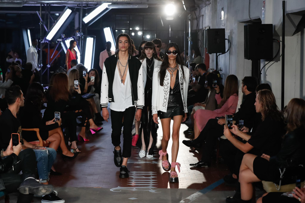john richmond sfilata collezione donna uomo primavera estate 2022 milano fashion week