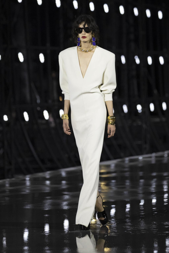 sfilata saint laurent primavera estate 2022 foto look passerella parigi fashion week