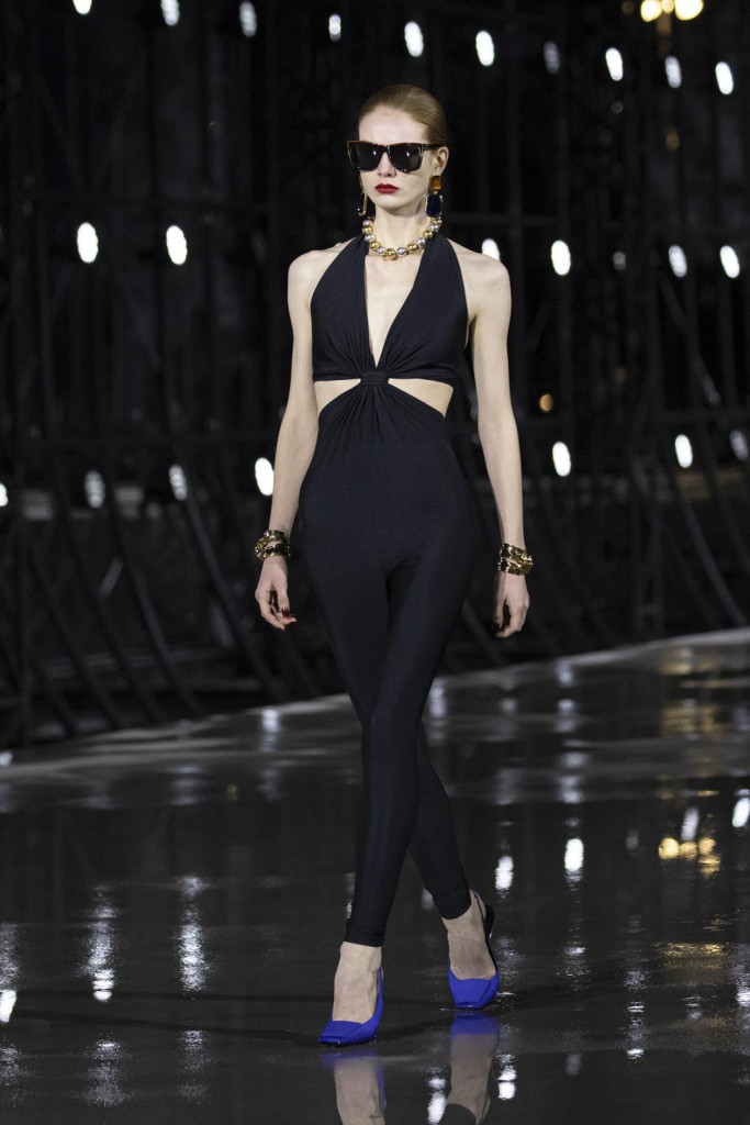 sfilata saint laurent primavera estate 2022 foto look passerella parigi fashion week