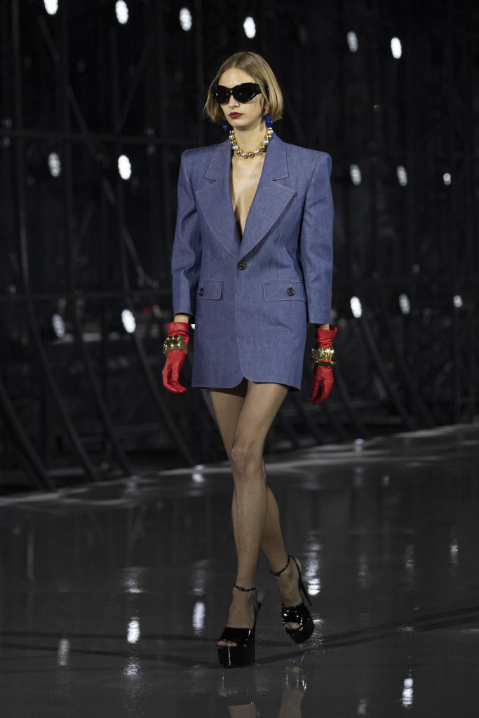 sfilata saint laurent primavera estate 2022 foto look passerella parigi fashion week
