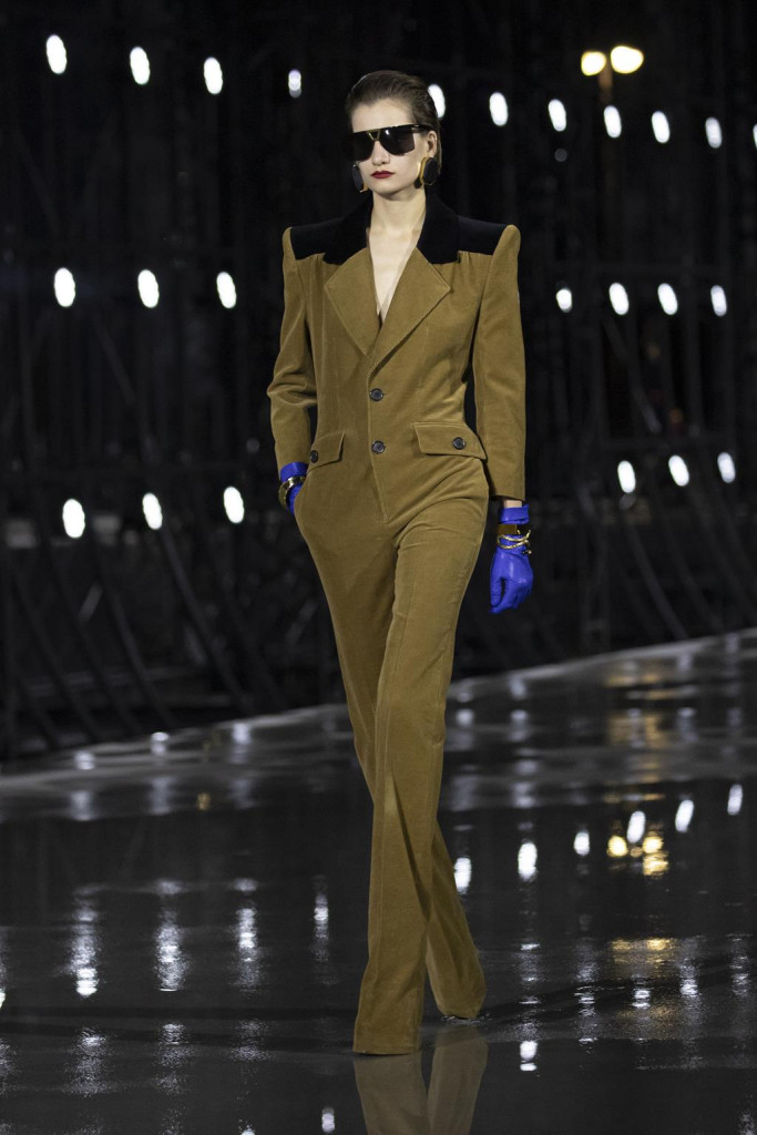 sfilata saint laurent primavera estate 2022 foto look passerella parigi fashion week