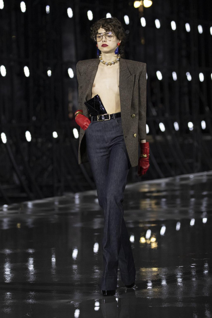 sfilata saint laurent primavera estate 2022 foto look passerella parigi fashion week