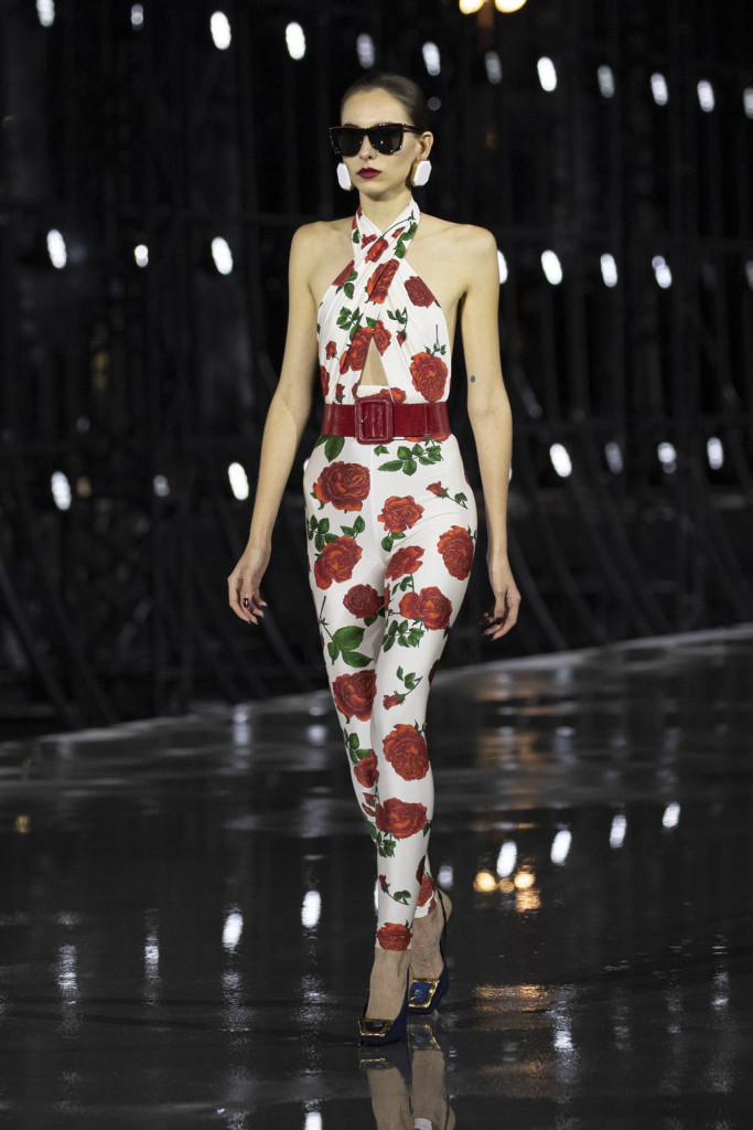 sfilata saint laurent primavera estate 2022 foto look passerella parigi fashion week