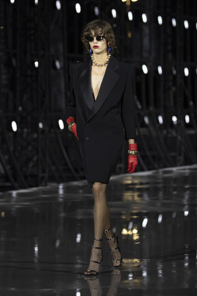 sfilata saint laurent primavera estate 2022 foto look passerella parigi fashion week