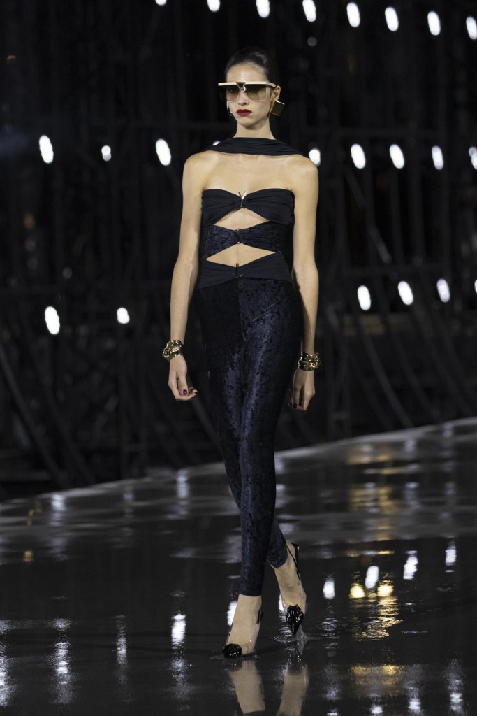 sfilata saint laurent primavera estate 2022 foto look passerella parigi fashion week