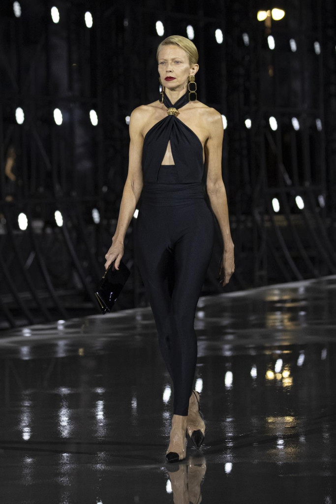 sfilata saint laurent primavera estate 2022 foto look passerella parigi fashion week