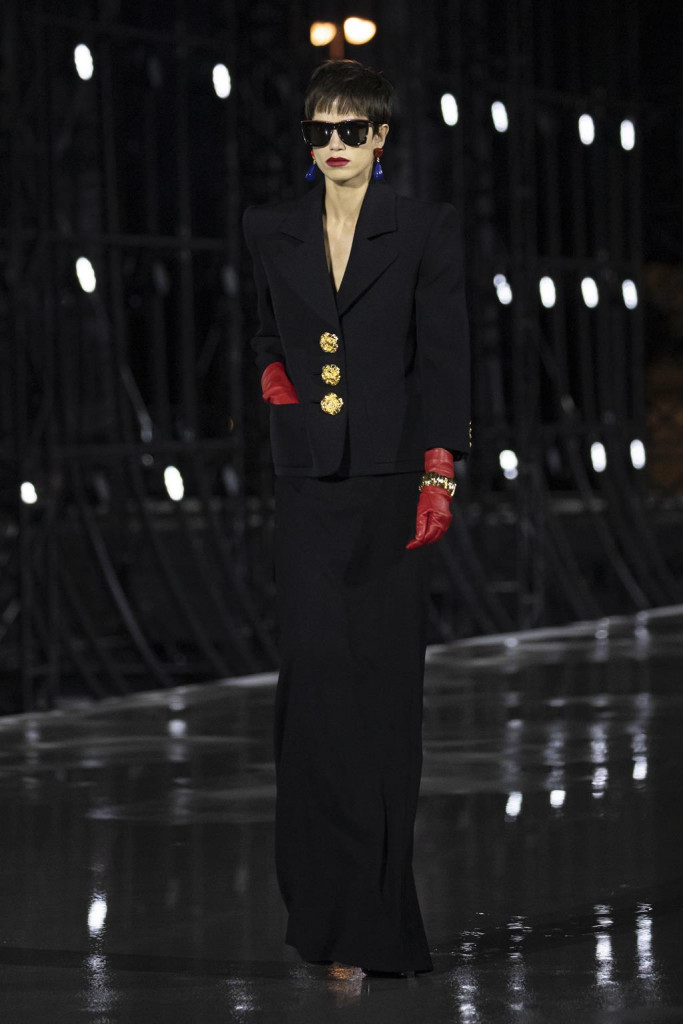 sfilata saint laurent primavera estate 2022 foto look passerella parigi fashion week