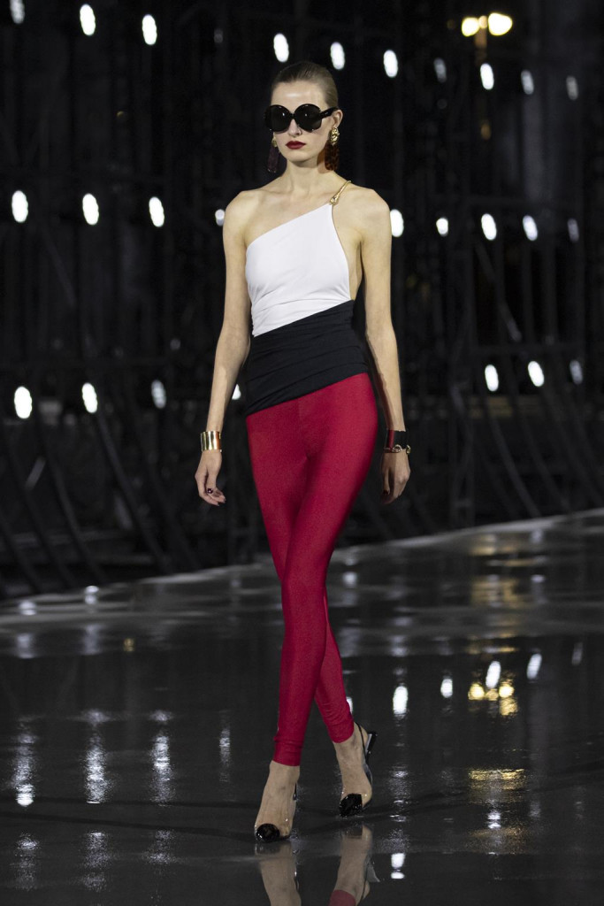 sfilata saint laurent primavera estate 2022 foto look passerella parigi fashion week