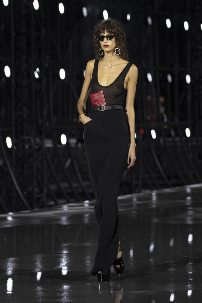 sfilata saint laurent primavera estate 2022 foto look passerella parigi fashion week