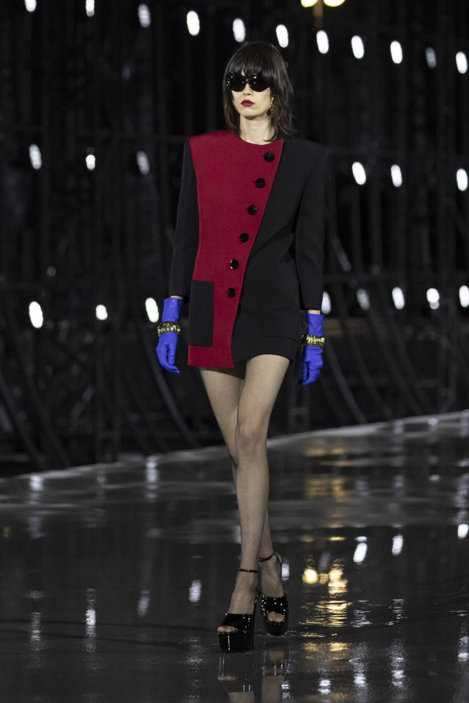 sfilata saint laurent primavera estate 2022 foto look passerella parigi fashion week