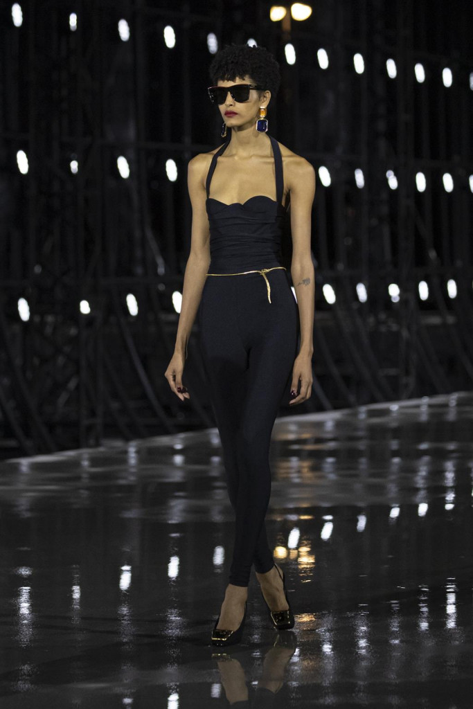 sfilata saint laurent primavera estate 2022 foto look passerella parigi fashion week