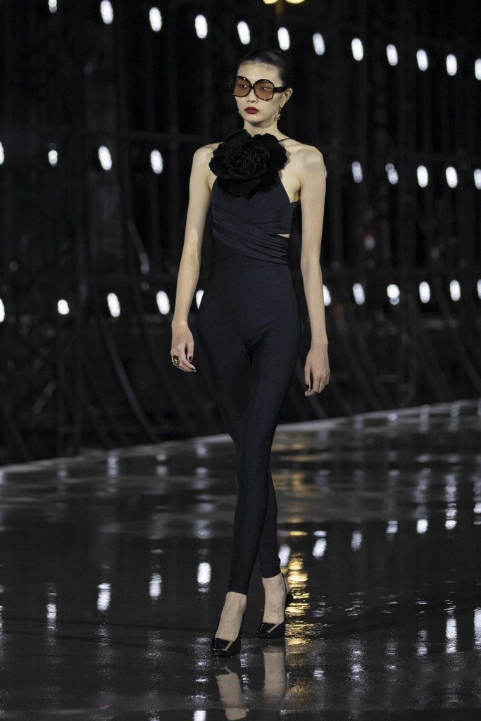 sfilata saint laurent primavera estate 2022 foto look passerella parigi fashion week