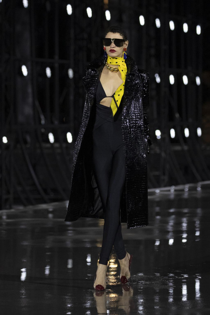 sfilata saint laurent primavera estate 2022 foto look passerella parigi fashion week
