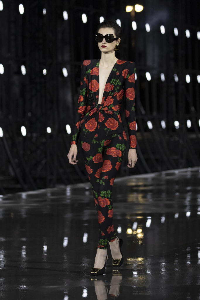 sfilata saint laurent primavera estate 2022 foto look passerella parigi fashion week