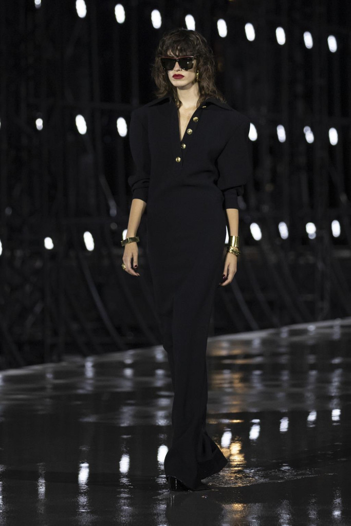 sfilata saint laurent primavera estate 2022 foto look passerella parigi fashion week