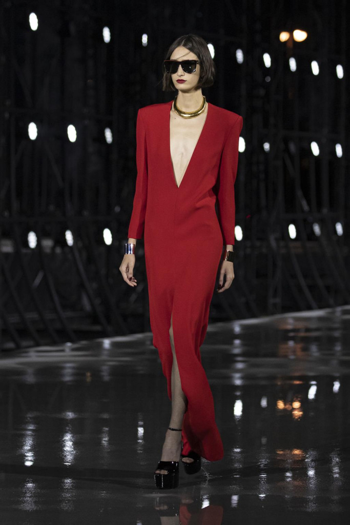 sfilata saint laurent primavera estate 2022 foto look passerella parigi fashion week