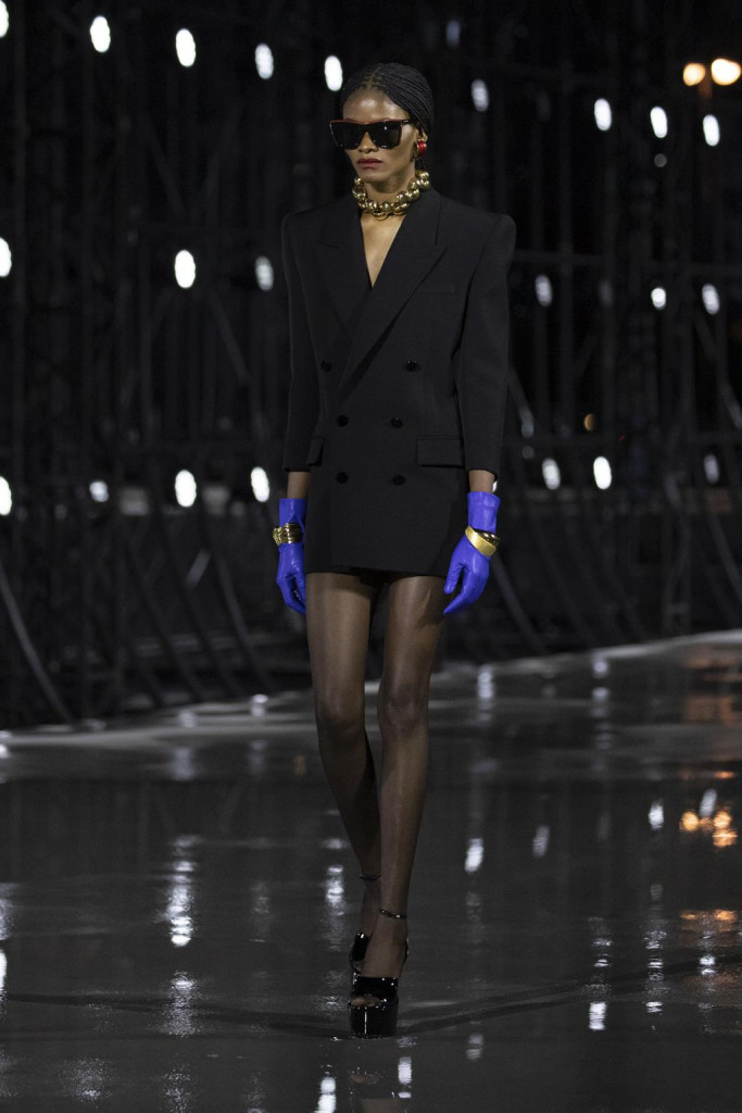 sfilata saint laurent primavera estate 2022 foto look passerella parigi fashion week