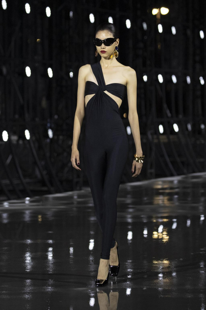sfilata saint laurent primavera estate 2022 foto look passerella parigi fashion week