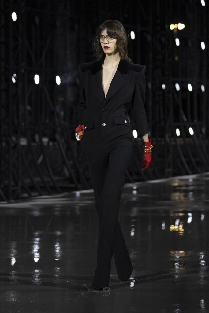 sfilata saint laurent primavera estate 2022 foto look passerella parigi fashion week