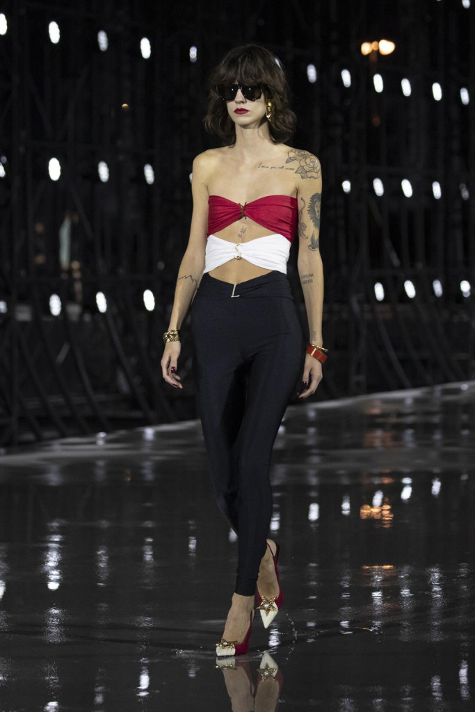sfilata saint laurent primavera estate 2022 foto look passerella parigi fashion week