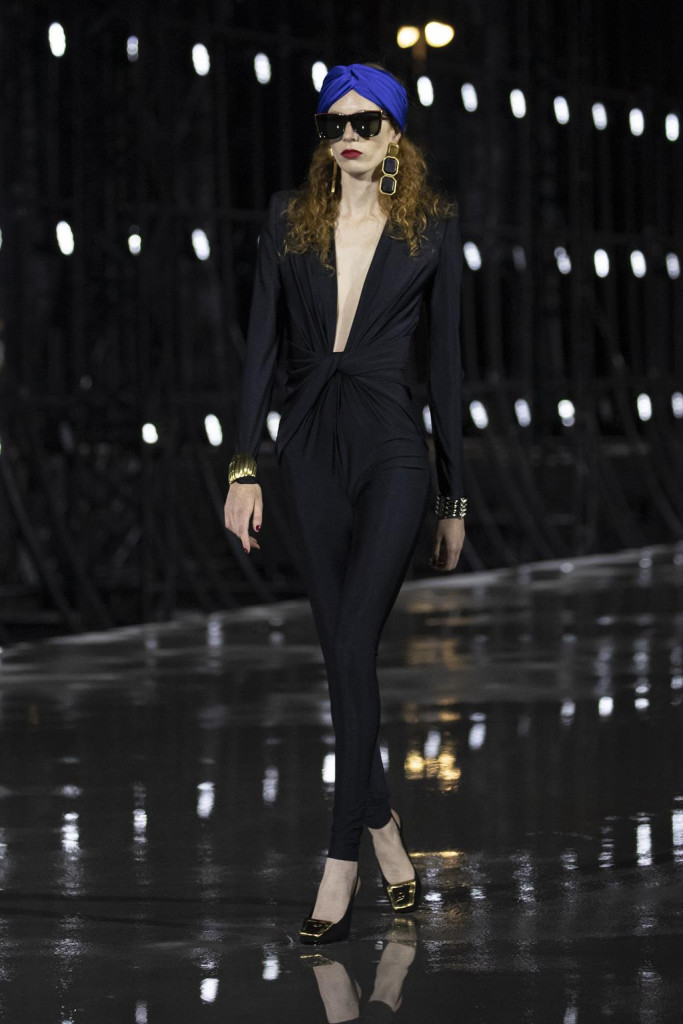 sfilata saint laurent primavera estate 2022 foto look passerella parigi fashion week