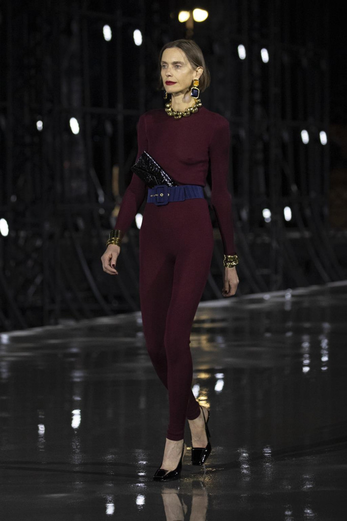sfilata saint laurent primavera estate 2022 foto look passerella parigi fashion week