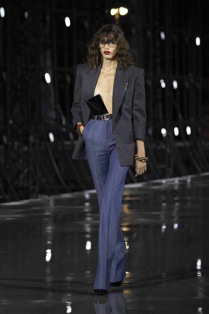 sfilata saint laurent primavera estate 2022 foto look passerella parigi fashion week