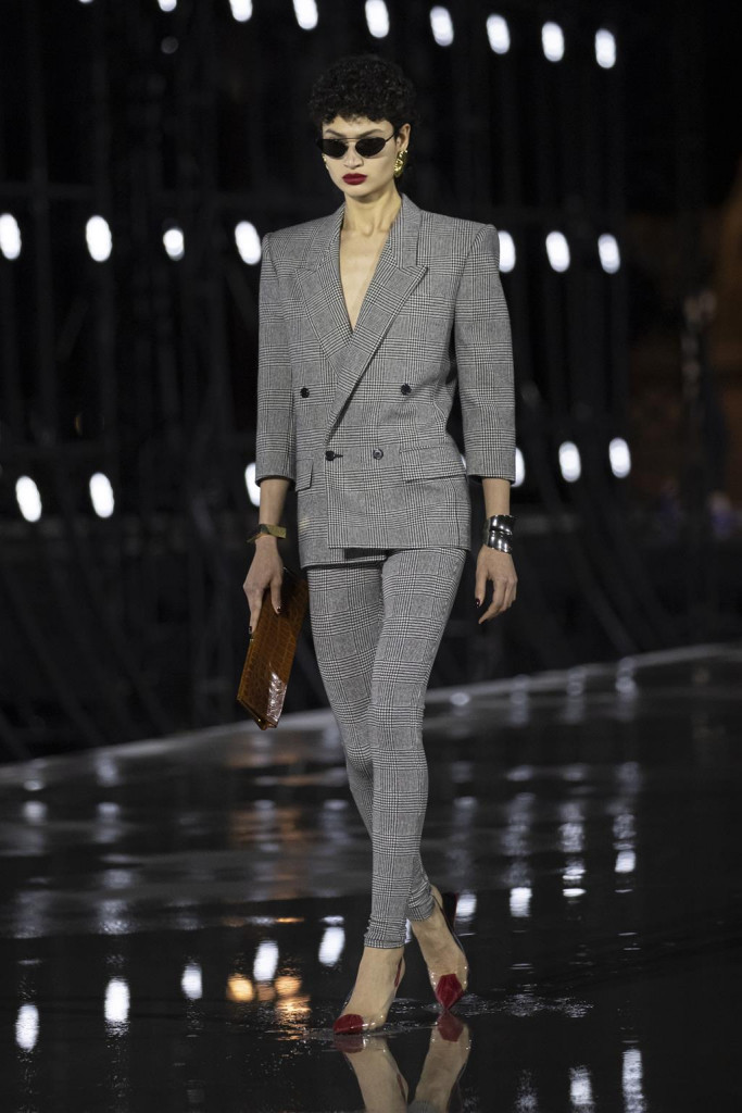 sfilata saint laurent primavera estate 2022 foto look passerella parigi fashion week