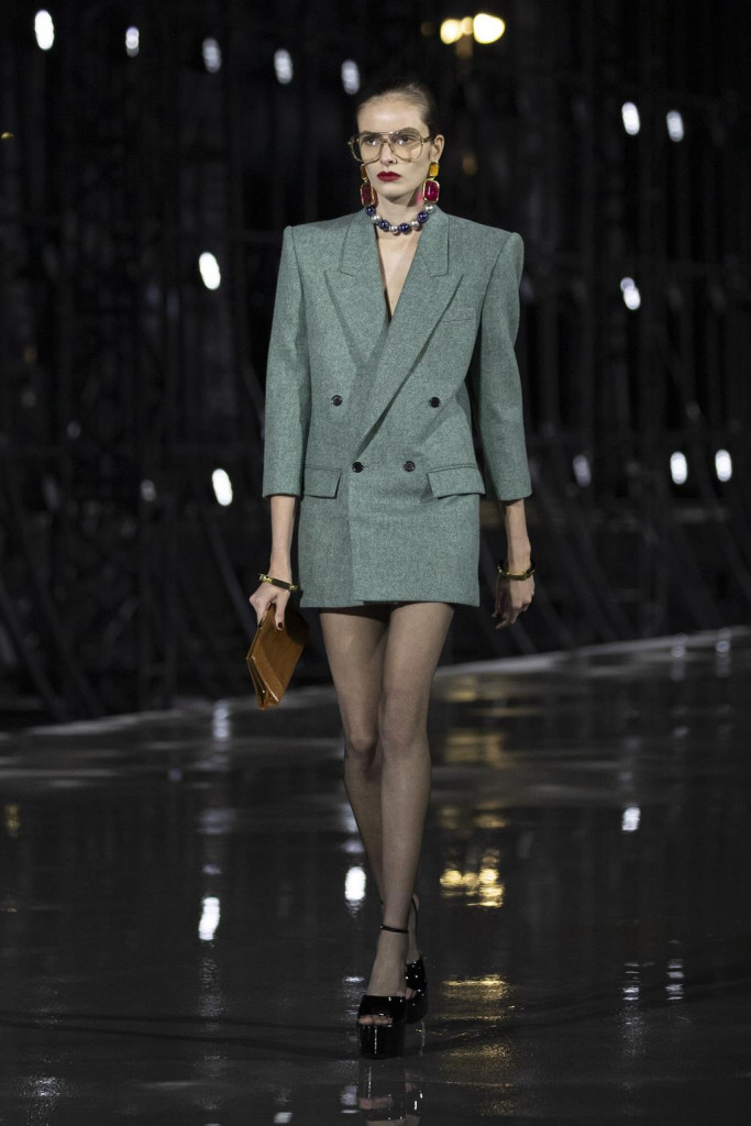 sfilata saint laurent primavera estate 2022 foto look passerella parigi fashion week