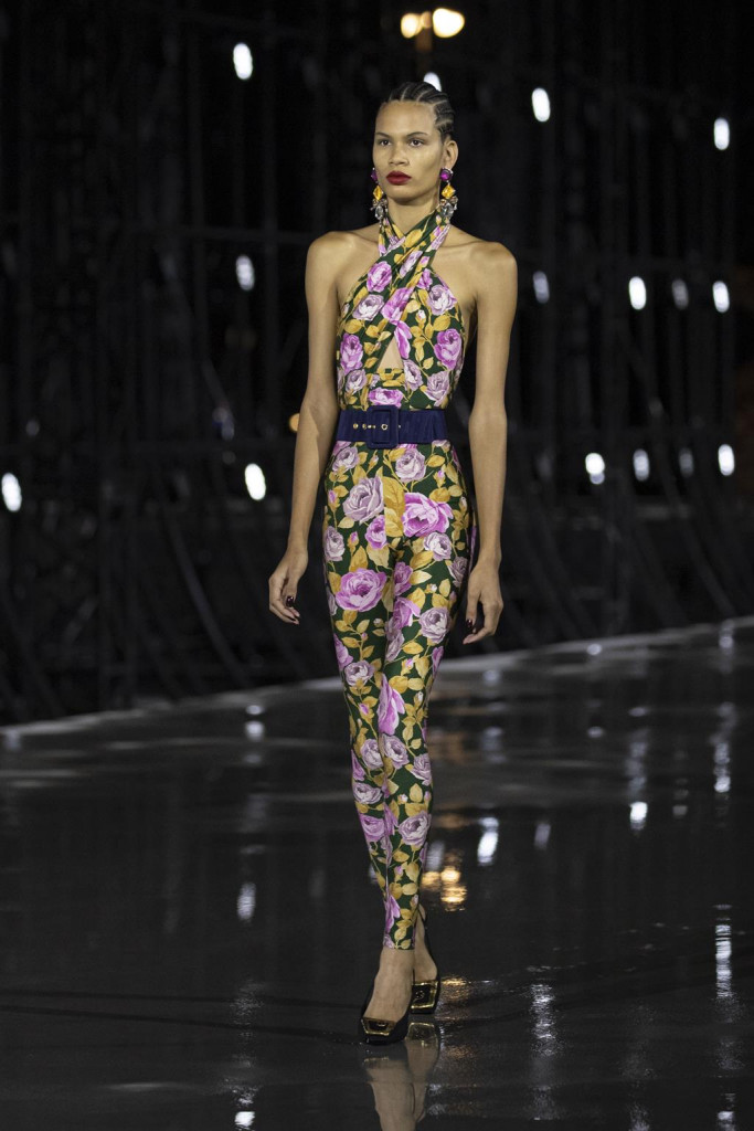 sfilata saint laurent primavera estate 2022 foto look passerella parigi fashion week