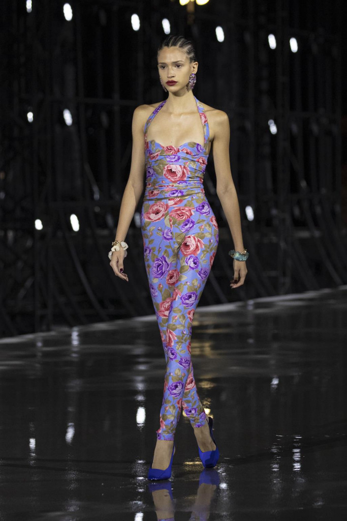 sfilata saint laurent primavera estate 2022 foto look passerella parigi fashion week