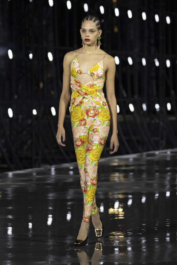 sfilata saint laurent primavera estate 2022 foto look passerella parigi fashion week