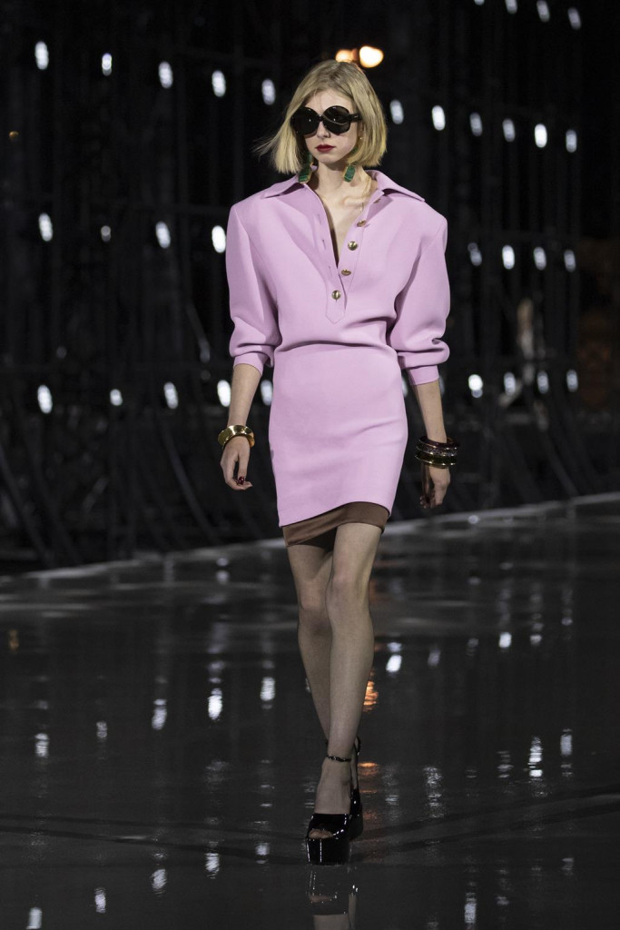 sfilata saint laurent primavera estate 2022 foto look passerella parigi fashion week