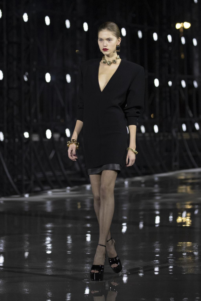 sfilata saint laurent primavera estate 2022 foto look passerella parigi fashion week