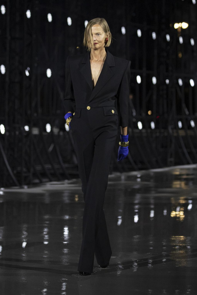 sfilata saint laurent primavera estate 2022 foto look passerella parigi fashion week