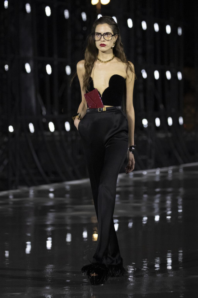 sfilata saint laurent primavera estate 2022 foto look passerella parigi fashion week