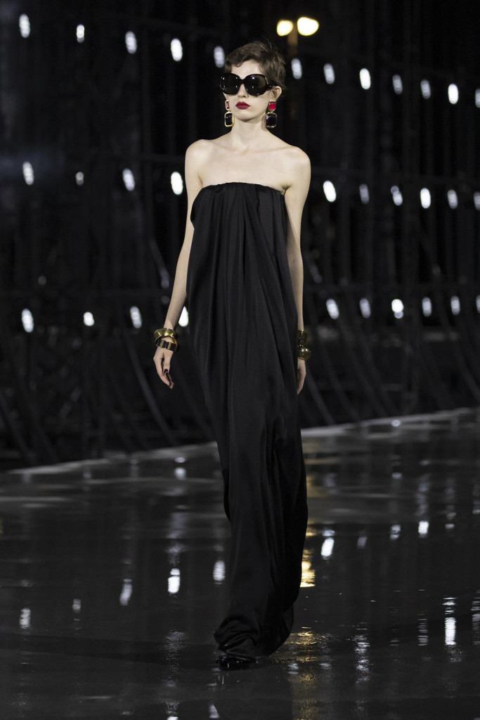 sfilata saint laurent primavera estate 2022 foto look passerella parigi fashion week