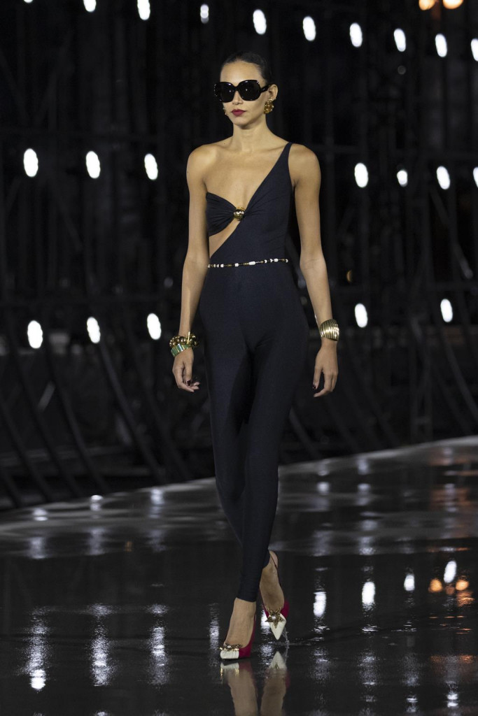sfilata saint laurent primavera estate 2022 foto look passerella parigi fashion week