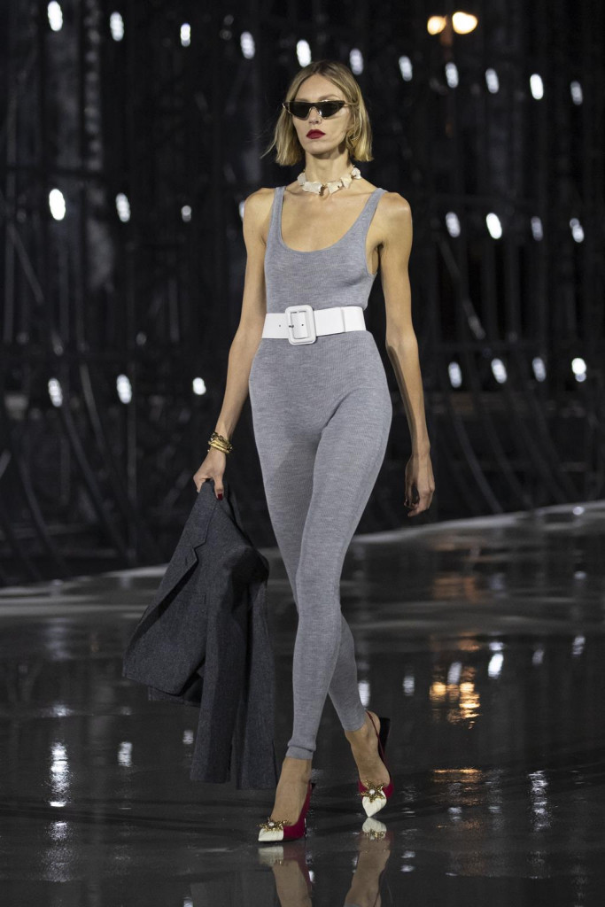 sfilata saint laurent primavera estate 2022 foto look passerella parigi fashion week