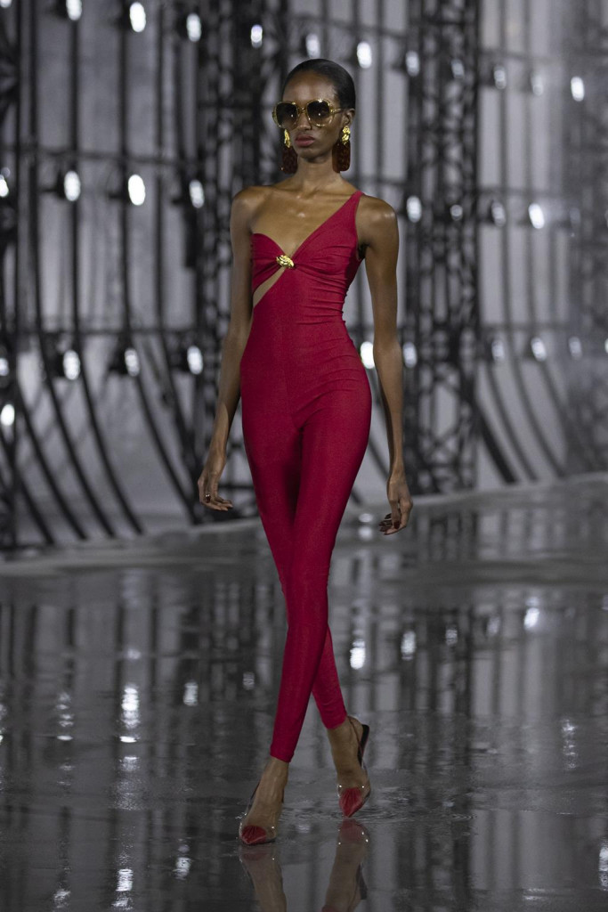 sfilata saint laurent primavera estate 2022 foto look passerella parigi fashion week