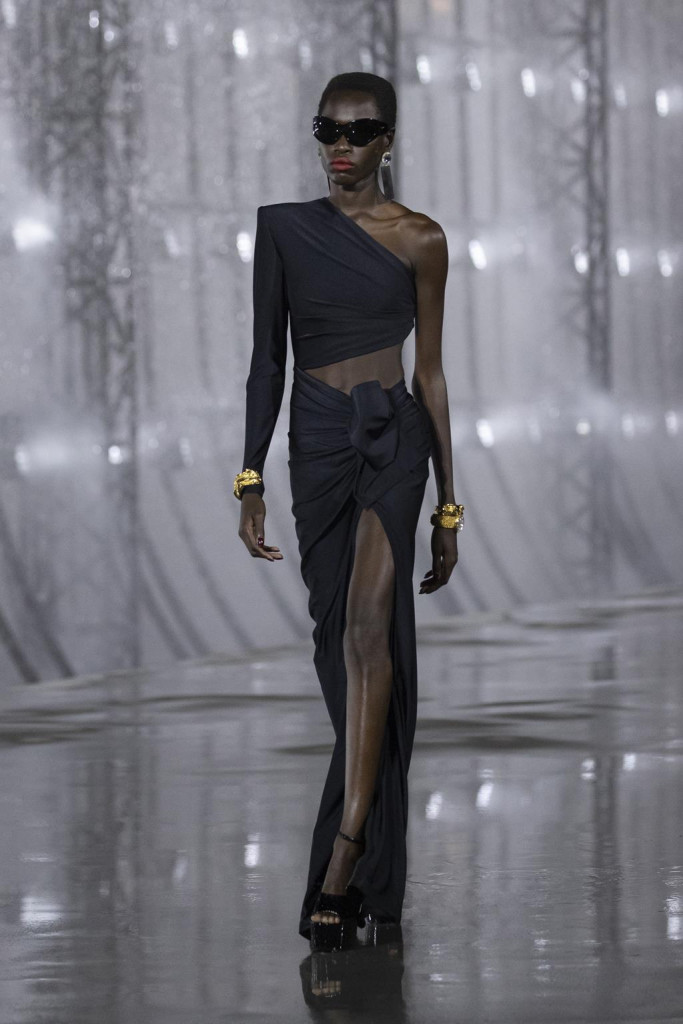 sfilata saint laurent primavera estate 2022 foto look passerella parigi fashion week