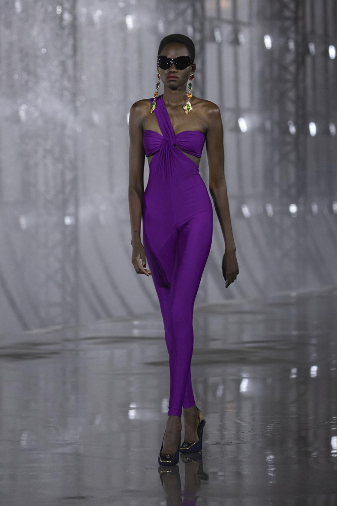 sfilata saint laurent primavera estate 2022 foto look passerella parigi fashion week