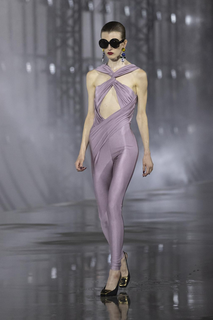 sfilata saint laurent primavera estate 2022 foto look passerella parigi fashion week