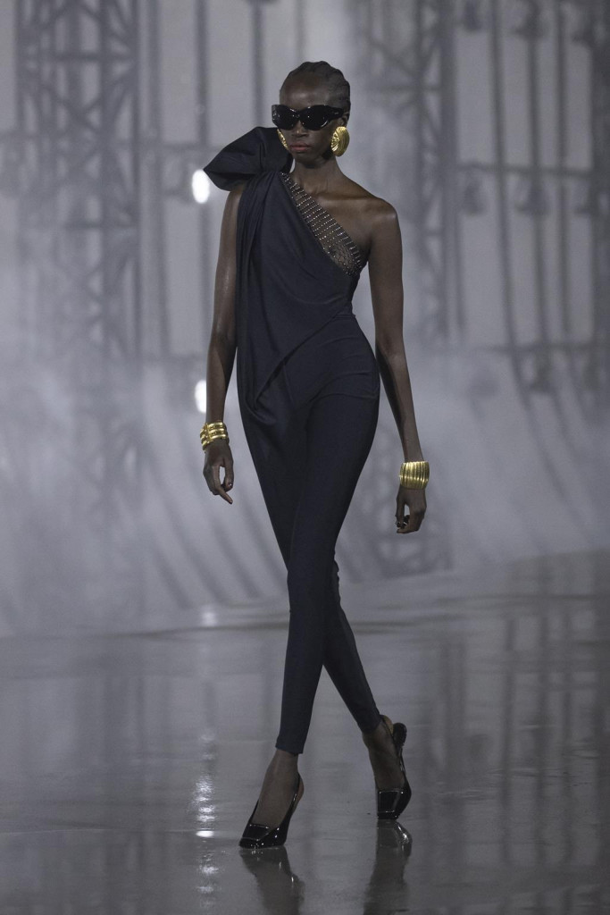 sfilata saint laurent primavera estate 2022 foto look passerella parigi fashion week