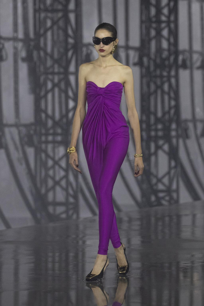sfilata saint laurent primavera estate 2022 foto look passerella parigi fashion week