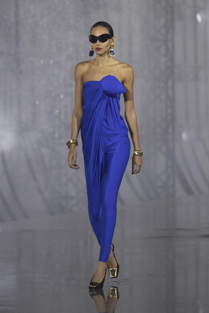 sfilata saint laurent primavera estate 2022 foto look passerella parigi fashion week