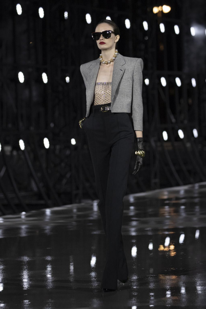 sfilata saint laurent primavera estate 2022 foto look passerella parigi fashion week